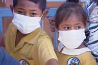 Barn med ansiktsmasker väntar på att få vaccin vid en klinik i Apia, Samoa. Bild från november 2019.