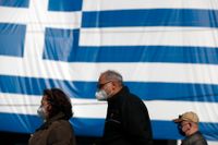 Människor köar i Glyfada i Grekland för att testa sig för covid-19. Landets statsskuld är nu uppe i hisnande 205,6 procent av landets BNP. Arkivfoto.