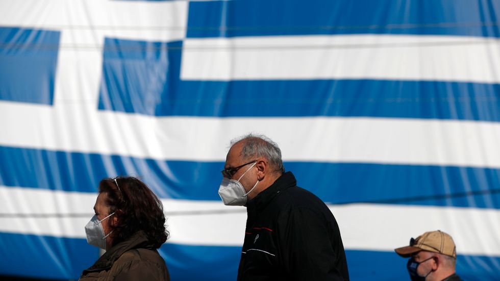 Människor köar i Glyfada i Grekland för att testa sig för covid-19. Landets statsskuld är nu uppe i hisnande 205,6 procent av landets BNP. Arkivfoto.