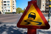 Oljeutsläppet på E4 i Västerbotten gjorde vägbanan hal. Enligt Trafikverket handlar det om tallolja. Arkivbild.