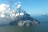 Vulkanen på Kadovar nära Papua nya Guinea spyr ut aska.