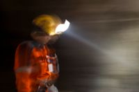 En gruvarbetare i Kankbergsgruvan utanför Skellefteå där man gräver efter guld och tellur.