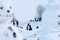 Pulkaåkning mellan snögubbarna vid Västra hamnen i Malmö när vintern plötsligt kom till södra Sverige på söndagen.