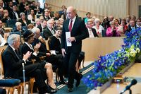Statsminister Fredrik Reinfeldt på väg upp för att hålla sin regeringsförklaring.