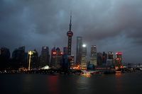 Moln över Shanghais finansiella distrikt.