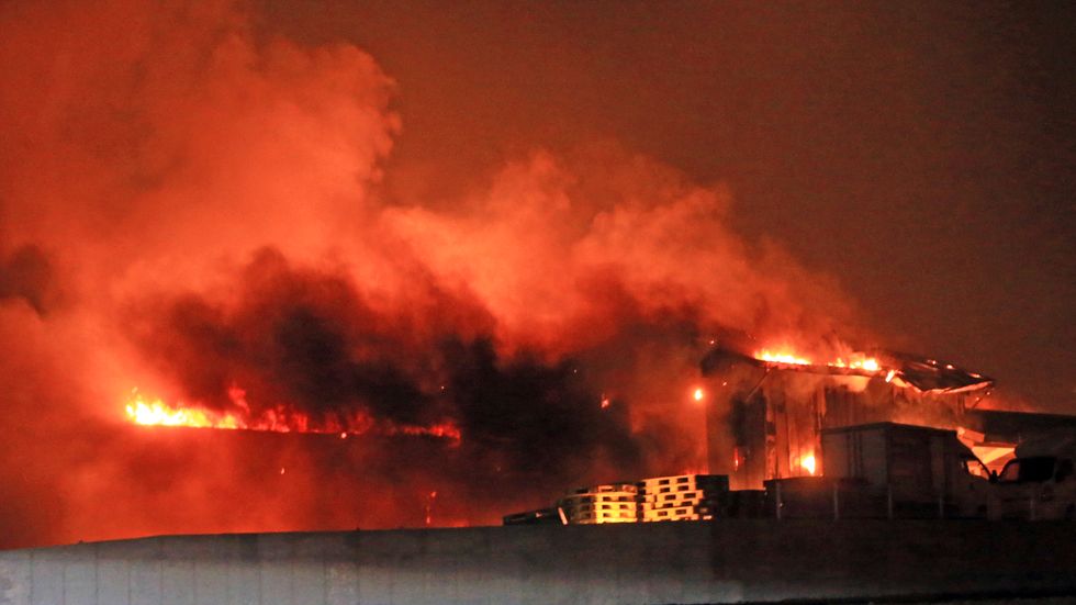 Hus brinner i staden Goseong.