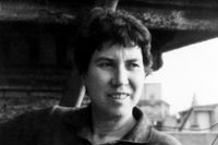 Natalia Ginzburg, född 1916, växte upp i en judisk-katolsk familj i Turin. Från 1952 levde hon i Rom där hon skrev sina mest kända böcker.