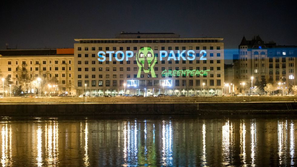 Aktivister från Greenpeace projicerar slagord mot utbyggnaden av Paks på en byggnad i Budapest, under en protest 2014.