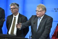 Varför gör du inget åt Nord Stream 2, Hultqvist, undrar moderaternas försvarspolitiska talesperson Hans Wallmark (t v).