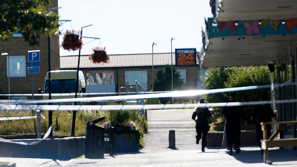 Poliser och avspärrningar efter en skottlossning på Hisingen i Göteborg.