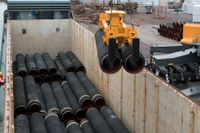 Rör som ska användas för att bygga Nord Stream 2 lastas i hamnen i Karlshamn. Arkivbild.