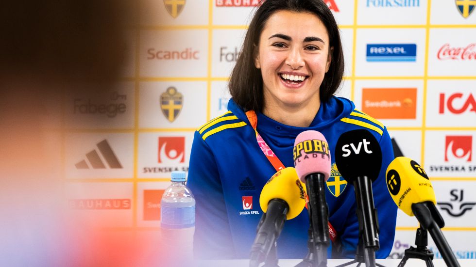 Zecira Musovic i det svenska damlandslaget. Med sponsorerna i bakgrunden.