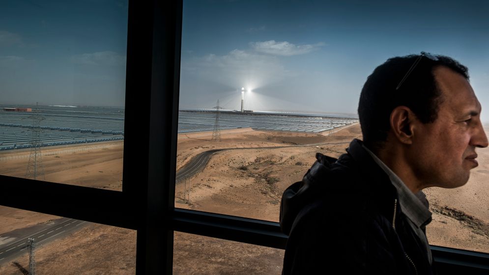 Marockos mål med över 50 procent förnybar energi är inom räckhåll och nu går Saharas sol på export. Mustapha Sellam, chef för världens största termiska solkraftverk, med det lysande tornet i Noor 3 långt i bakgrunden. 