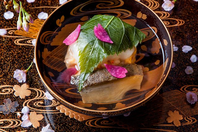 En kaiseki-rätt på RyuGin, Seiji Yamamotos gastronomiska höjdare. Säsongsbundna specialiteter är det japanska kökets grundsten.