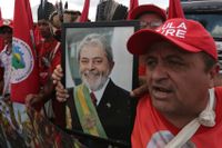 10 000 partianhängare deltog i en marsch till valdomstolen när Lula da Silva, Brasiliens kanske populäraste politiker, registrerades som kandidat i landets presidentval.