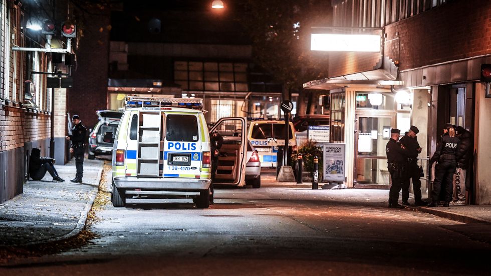 I oktober 2017 skottskadades en yngling i Rinkeby, Stockholm. Skjutningen antogs ha kopplingar till en grupp unga män som ska fungera som en dödspatrull.