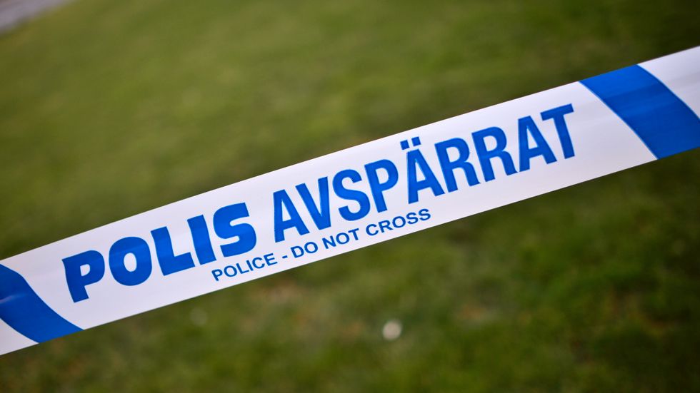 En ung man har hittats död vid Görvälnsbadet i Järfälla.