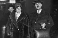 Thomas Mann och hustrun Katia anländer till Stockholm för Nobelprisutdelningen 1929.