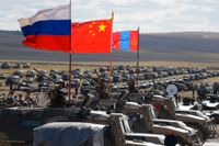 Ryska, kinesiska och mongoliska flaggor vid militärövningen Vostok 2018. Det året deltog 300 000 ryska soldater.