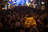 En del har tröttnat, men Pokémonhysterin fortsätter ändå runt om i världen. Här en Pikachu-utklädnad i Madrid i december.