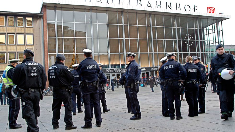 Den tyska polisen står vid centralstationen i Köln.