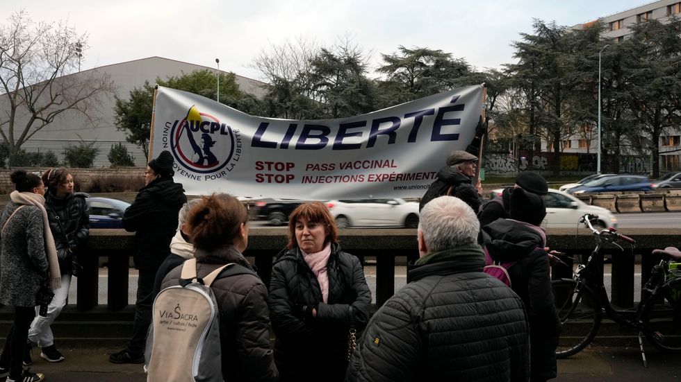 Det nya kravet på vaccinpass anses ha sänkt smittosiffrorna – men har också utlöst demonstrationer, som här vid läkemedelsjätten Pfizers högkvarter i Paris den gångna helgen.