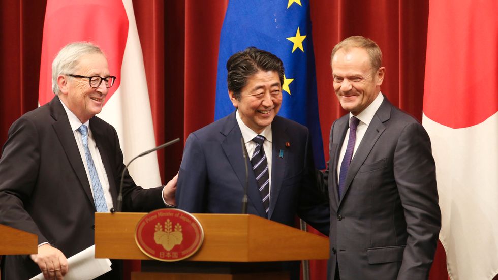 Japans premiärminister Shinzo Abe med EU-kommissionens ordförande Jean-Claude Juncker och Europeiska rådets ordförande Donald Tusk i Tokyo den 17 juli.