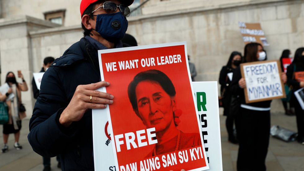 Kuppen i Myanmar och gripandet av Aung San Suu Kyi väcker protester världen över. Bild från demonstration i London den gångna helgen.