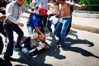 På onsdagseftermiddagen samlades återigen Mursi-anhängare vid Kario universitetet. Demonstrationer utbröt, liksom sammandrabbningar med militärer som har omringat universitetsområdet. Strax efter att denna bild togs fick SvD:s fotograf sin kamera stulen då han attackerades av en grupp män.