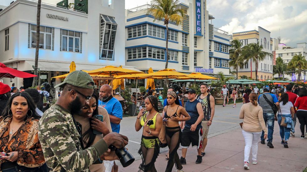 Miami Beach skärper reglerna i ett försök att kontrollera ungdomar som rest till destinationen för att fira sin vårledighet.