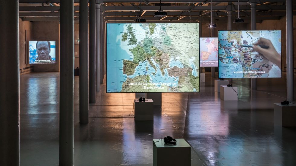 ”The Mapping Journey Project” i förgrunden fyller Färgfabrikens stora utställningssal. I bakgrunden visas ”The Speeches Series”  och ”The Constellation Series”, samtliga av Bouchra Kalili