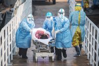 Vårdare tar hand om en covid-patient i Wuhan, Kina, i februari 2020.