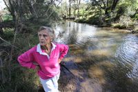 Wendy Boman flyttade till Hunter Valley i mitten av 50-talet. Här lever hon ”ett bra liv” om det inte vore för de tre gruvorna som ligger intill bäcken.