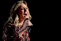 Adele meddelar att hennes show inte är färdig och klar för premiär. Arkivbild.