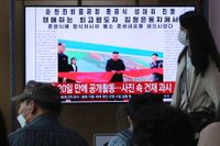 Kim Jong-Un verkade inte rädd för coronaviruset när han senast rapporterades ha visat sig offentligt, den 1 maj. Bild från nyhetssändning på centralstationen i Seoul, Sydkorea.