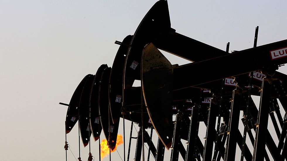 Bilden visar oljepumpar i Bahrein. Artikelförfattarna skriver att AP-fonderna fortfarande har stora investeringar i fossila bolag, trots klimatförändringarna. 