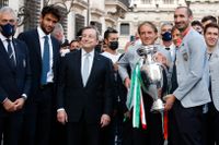 Premiärminister Mario Draghi tar emot det italienska landslaget efter segern i EM.