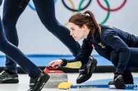 Anna Hasselborg spelar en sten under damernas semifinalmatch i curling mellan Sverige och Storbritannien.
