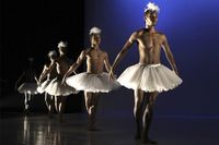 Samtidigt är Dada Masilos koreografier med sin blandning av klassisk balett, samtida och afrikansk dans en bild av det nya Sydafrika. Hon föddes 1985 i Johannesburgs förstad Soweto och upptäckte dansen via Michael Jackson.