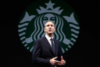 Starbucks vd Howard Schultz är en av de amerikanska bolagsledarna som måste redovisa gapet mellan den egna och de anställdas lön.