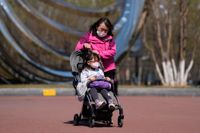 En kinesisk mamma med sin dotter. Landets strikta covid-regler får nu massiv kritik i sociala forum.