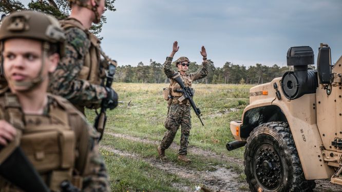 Svenska och amerikanska soldater övar ihop på Gotland 2022