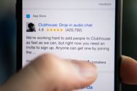 Clubhouse är en ljudbaserad gratisapp där användaren kommunicerar med andra eller lyssnar på andras samtal i så kallade "rum". Genrebild.