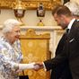 Englands drottning och David Beckham skakar hand under en tillställning om ungt ledarskap 2016.