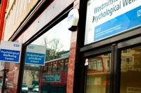 Detta så kallade IAPT-center i centrala London erbjuder evidensbaserade psykologiska behandlingar och självhjälpskurser mot stress, oro, ångest och depression. Besök kräver ingen remiss. En tanke är att grupper som annars inte söker hjälp för psykisk ohälsa ska hitta hit.