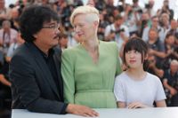 Filmregissören Bong Joon-Ho tillsammans med skådespelarna Tilda Swinton och Ahn Seo-Hyun på filmfestivalen i Cannes.