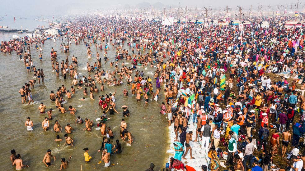 Hinduer badar i floden Ganges under religiösa festivalen "Magh Mela” förra veckan. 