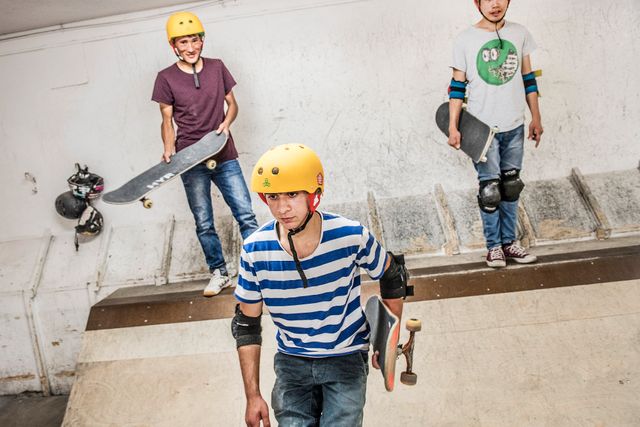 Ahmed, Nour och Ali gillar att skejta med Sthlm Skate Nation på Fryshuset.