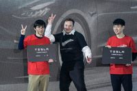Teslas vd Elon Musk, fångad på bild under ett spontant dansnummer.