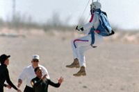 George Bush har hoppat fallskärm åtta gånger. Här en bild från 1997 när han ska landa på U.S. Army Yuma Proving Ground i Arizona.